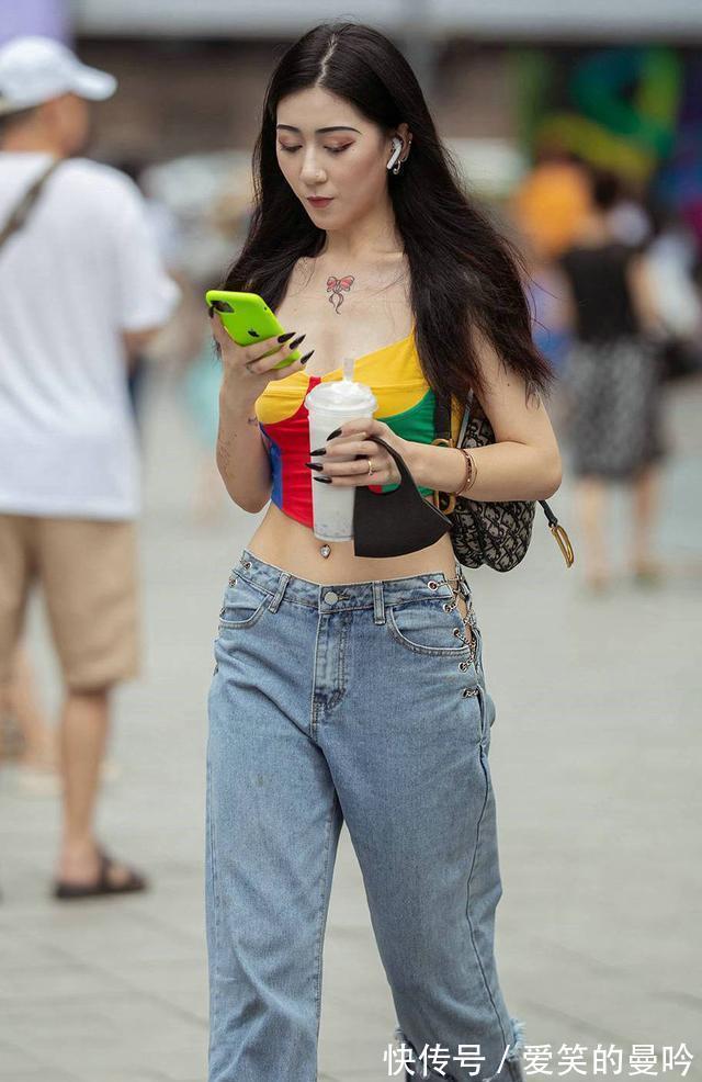 热裤|美女穿搭：粉红色挂脖连衣裙套装衣， 清纯白皙， 完美好身段尽显