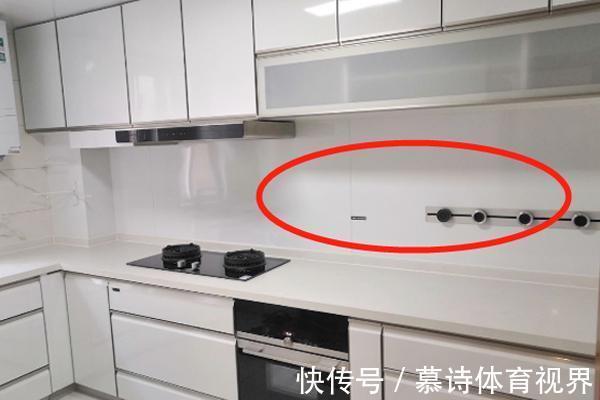 瓷砖|厨房墙面贴瓷砖早被淘汰了！现在都流行这种新型材料，高级又耐脏