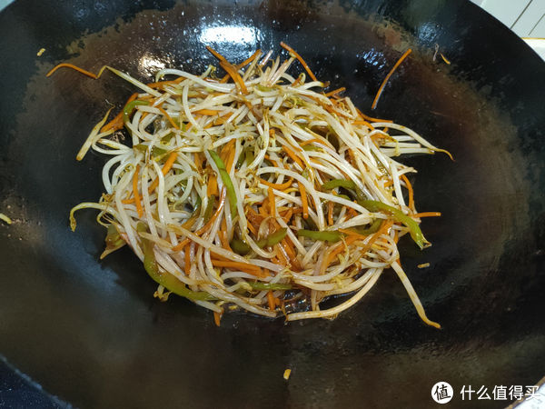 炒面条好吃有技巧，掌握三个诀窍，面条不粘不坨、劲道爽滑