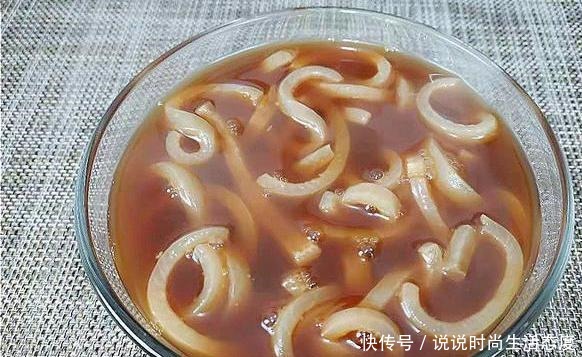 做猪皮冻时,直接煮就“废”了!多加这1步,皮冻更透亮,没腥味!