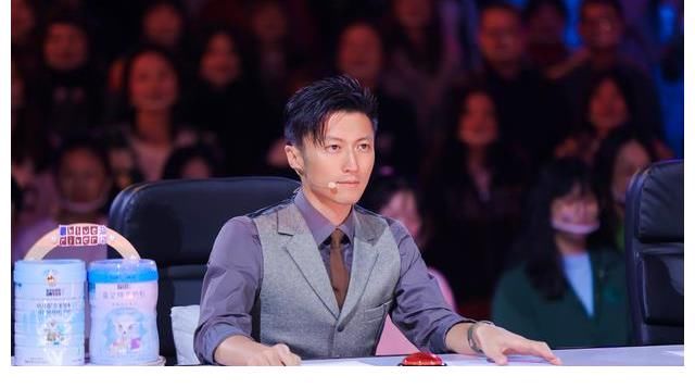 邓紫棋为他哭，谢霆锋称他唱出民谣的根本，这个农民大叔火了