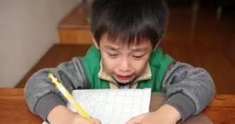 孩子|收到“最残忍生日蛋糕”,孩子当场崩溃,孩子的无声压力谁能懂?