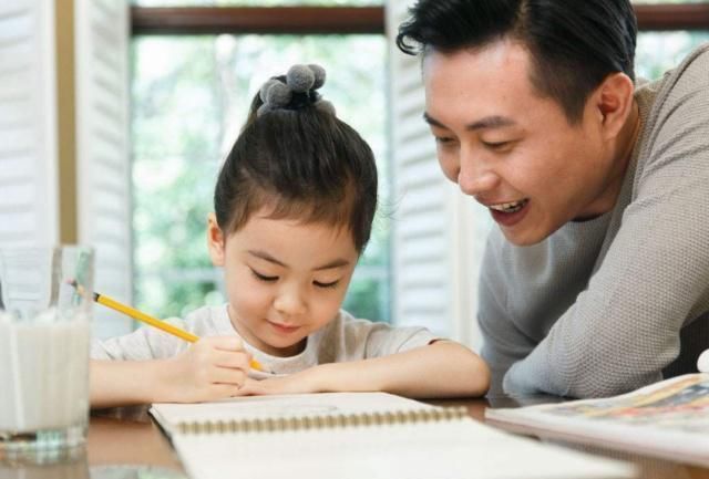 孩子|九岁女儿当父亲面换衣服,是装没看见还是正视?宝爸做法值得学习