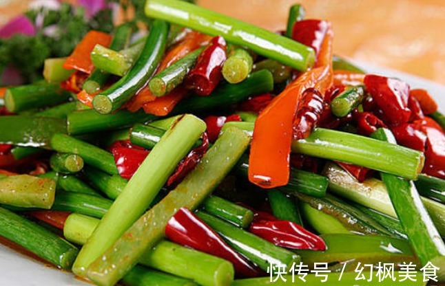 腊肠|炒蒜苔时,最怕直接下锅,学会一妙招,蒜苔翠绿不发黄,也入味
