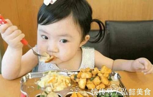 家里面|宝宝脖子长羽毛,家长当过敏治,医生说出原因家长吓出一身汗