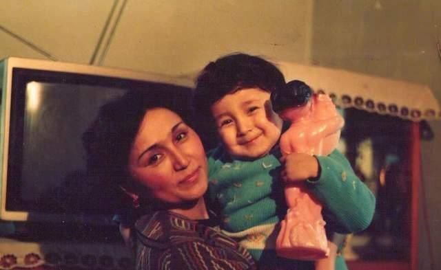 王智|李亚鹏亮相央视综艺,穿蓝袍与撒贝宁组CP,合唱王菲的歌不尴尬