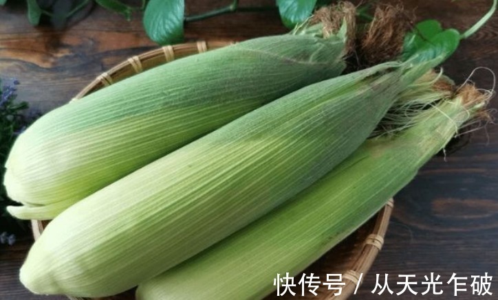 玉米冷冻前要多做2步，放1年也新鲜，煮熟后软糯香甜，营养不流失