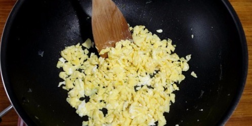 韭菜盒子这么做,薄皮大馅,简单一个步骤韭菜不出水,越吃越香