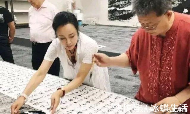 收藏价值$刘晓庆开启个人书法展,她的书法作品真的有收藏价值和艺术价值吗