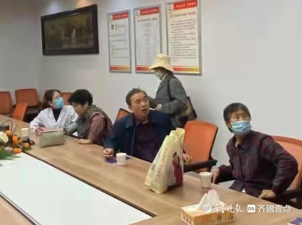 老人们|日照银行黄海一路支行健康义诊庆重阳