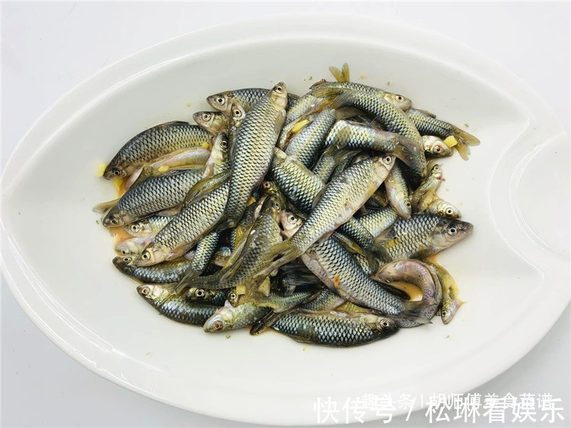 吃肉|小河鱼最好吃的做法，简单美味，下酒又补钙，比吃肉还过瘾！