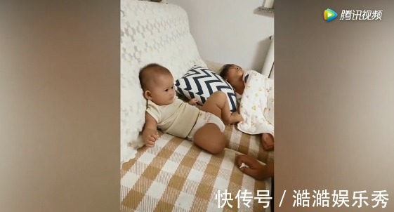 爸爸的爱|妈妈睡得正香,宝宝在一旁保护,爸爸故意挑事,宝宝的反应太可爱