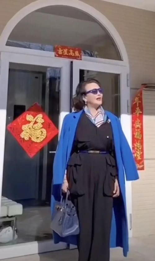 大S婆婆把豪宅当背景！穿连体衣小肚子凸出，拎十万包包太像贵妇