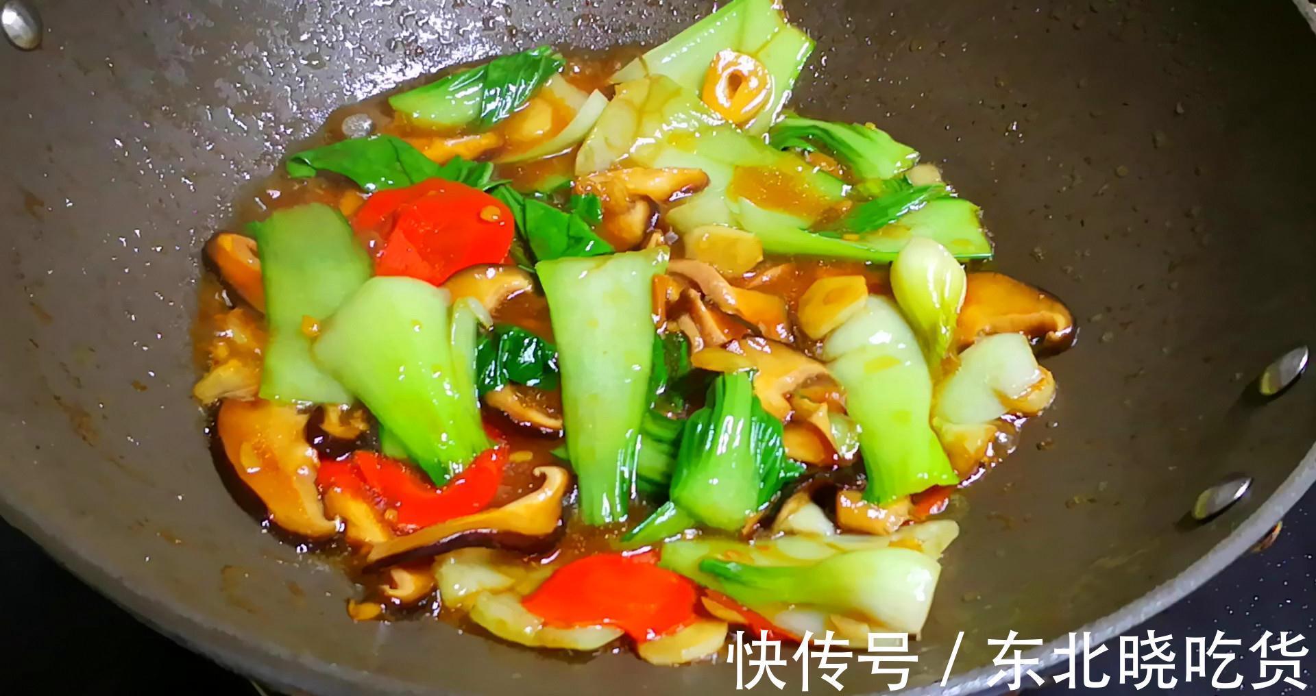 怎样炒好一盘青菜？最忌直接下锅，教你2方法，又脆又好吃还不黑