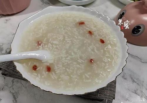  一家三口的午餐，简单家常菜，咸甜皆有，汤鲜菜也香，超赞