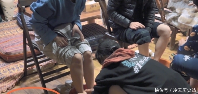 子枫 享受张子枫洗脚服务时,杨紫下意识的话成亮点,素质高低很明显