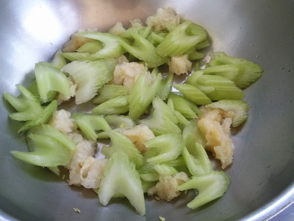 西芹|它是天然“碱性食物”，常吃口气不臭，秀发乌黑，皮肤细腻有光泽