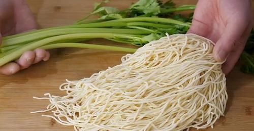 面条别煮着吃了，教你一个做法，我家一周能吃上6回，比肉还香