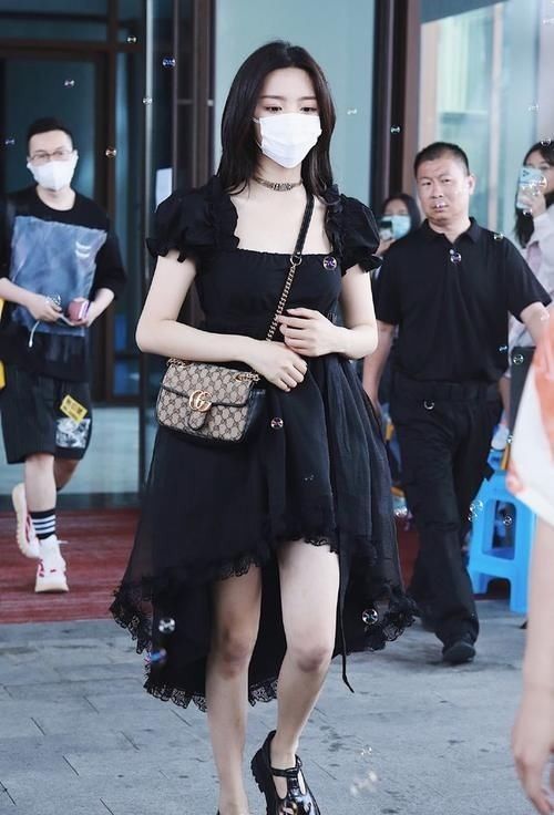 少女感|难怪会被老板一眼相中,泡泡袖上衣配短裙,美成漫画女主