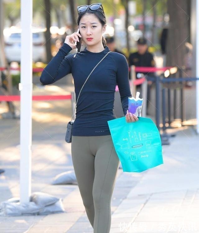 运动装 黑色上衣搭配草绿色瑜伽裤,运动休闲,舒适百搭!
