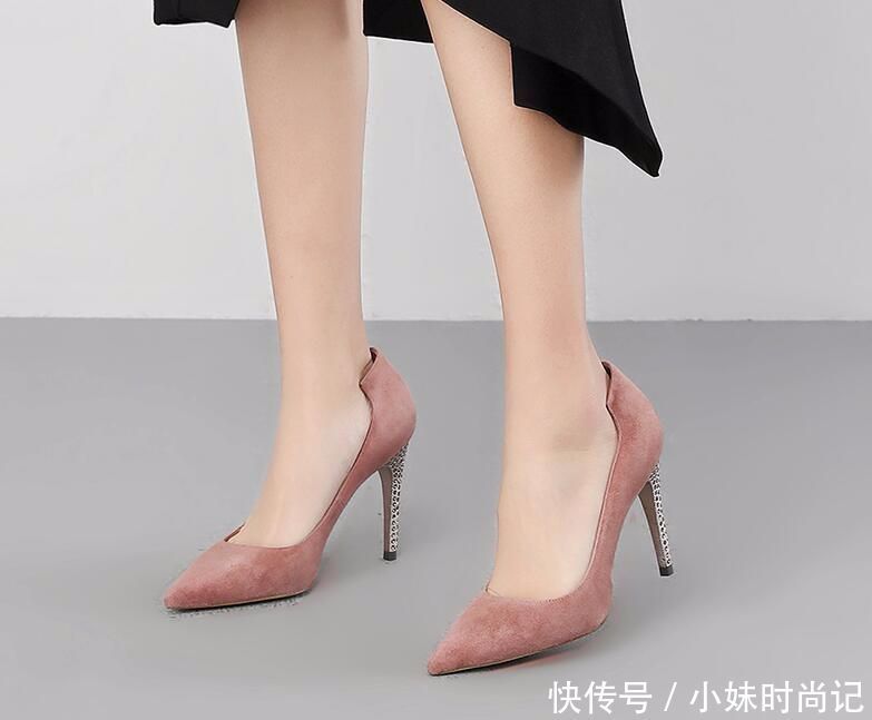 浅口尖头高跟鞋性感撩人,诠释女性优雅动人的韵味