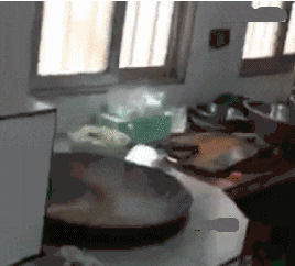 |搞笑GIF动图:老哥你这是叫鱼给钓了吧