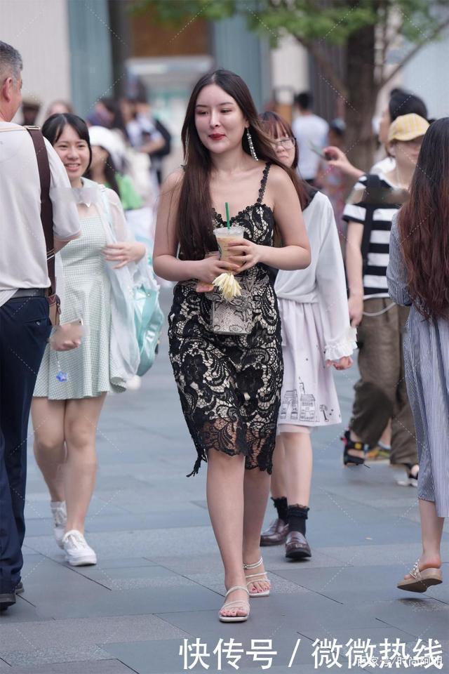 黑色和白色叠层的连衣裙,有层次感,穿上很高级