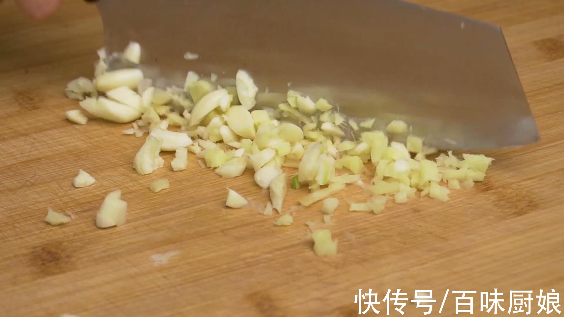 小葱不要再蘸酱吃了,这样做,超级的下饭,一次都能吃两碗米饭了