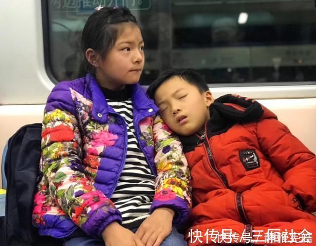 弟弟|“地铁最美姐姐”怀抱弟弟睡觉走红网络,网友:又骗我生二胎!