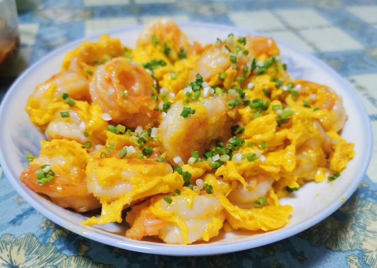 虾仁滑蛋，鲜嫩爽滑超下饭，营养丰富，全家老少都喜欢，做法简单