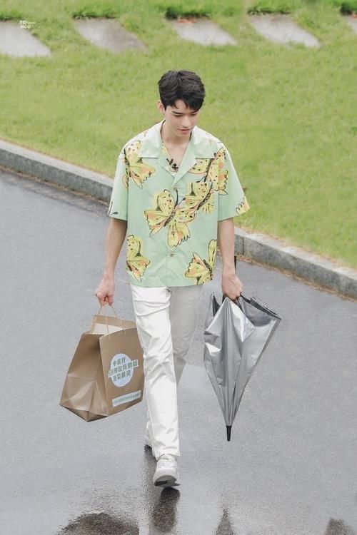 龚俊|《中餐厅》更新,龚俊身穿花蝴蝶衬衫太养眼,妥妥的“大学生”