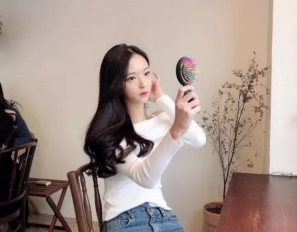 牛仔裤,展现出身材的魅力,穿搭非常靓丽