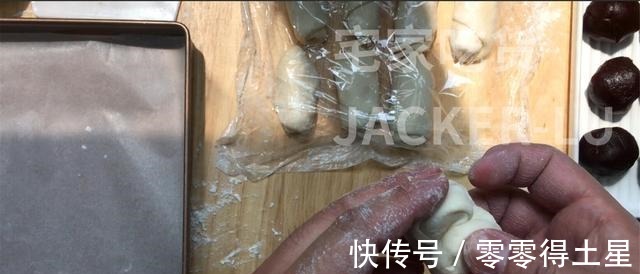 豆沙馅|芝麻豆沙酥饼，制作简单，层层酥脆，一口下去直掉渣，香酥可口！