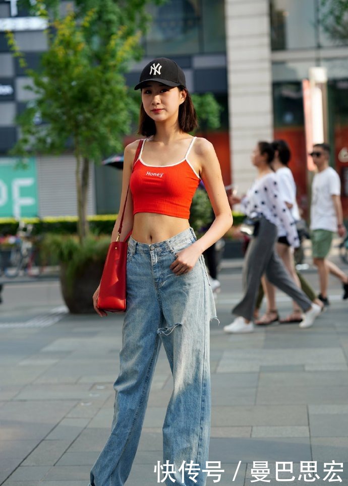 街拍美女：牛仔裤搭配吊带肚脐装，彰显好身材，美得够直接
