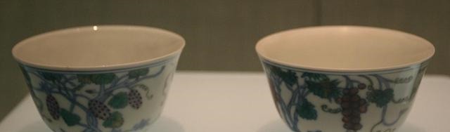  价值连城|7岁女童墓葬中出土的一对价值连城的成化斗彩葡萄纹杯！