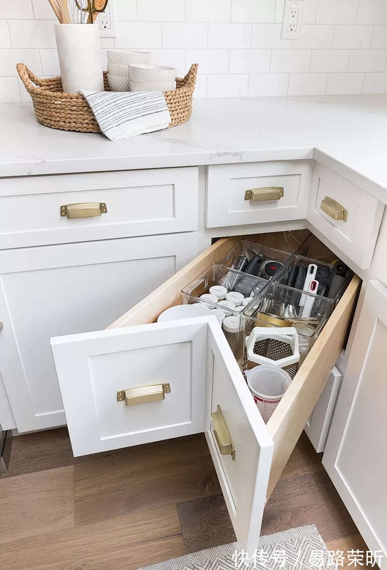踢脚线|如何在同样的厨房空间里,比别人家多出双倍、四倍、六倍...的收纳空间呢?