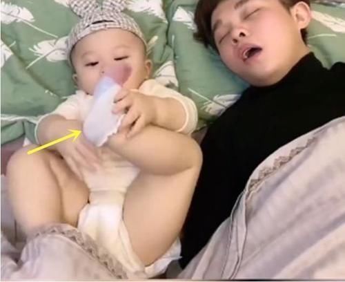 宝宝|因呼噜声太大，宝爸被亲生儿子当场“报复”，宝妈在一旁乐坏了