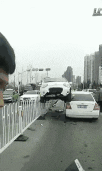 |搞笑gif:一场神奇的车祸,使这位司机红了