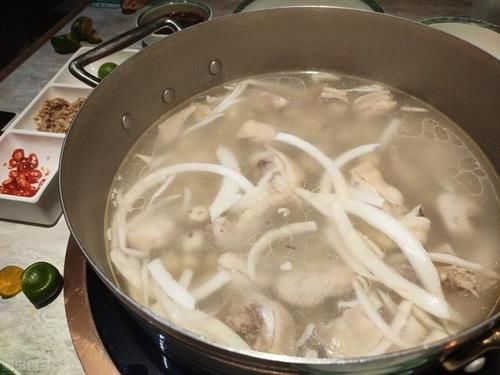  天冷吃火锅别去外面排队了，学会这五种锅底在家吃个够，新鲜实惠