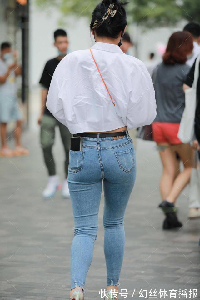 破洞 白色短款衬衣搭配蓝色破洞牛仔裤,清新时尚,还不失知性美感