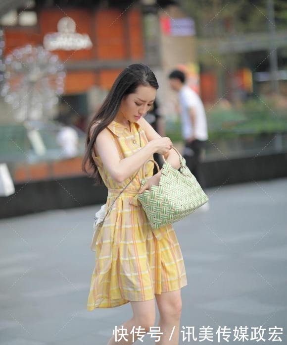 简约自然的连衣裙让你穿出年轻自信,呈现帅气街头风