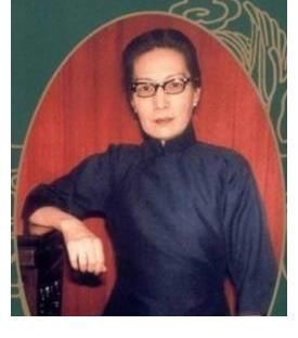 孟老板@孟小冬晚年拒绝百万报酬也不愿唱戏，临终前，仍坚持为杜月笙上香