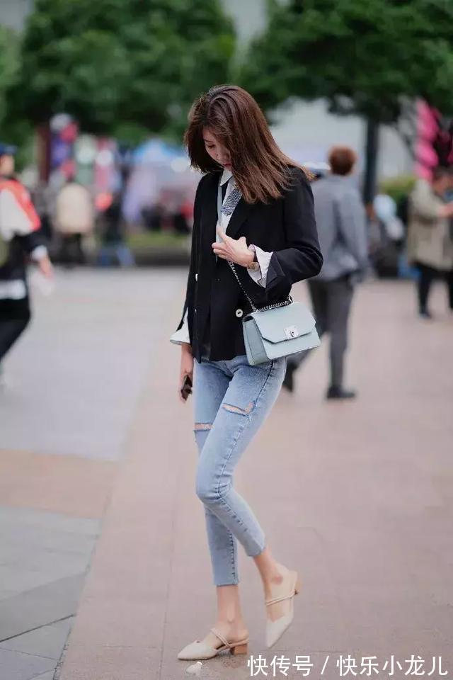 休闲西装 黑色开衫,优雅白色包臀裙,短款的裙摆让双腿显的十分优雅