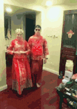 |搞笑GIF:帅哥吃个饭都不忘皮一下,大姐用劲儿大点儿