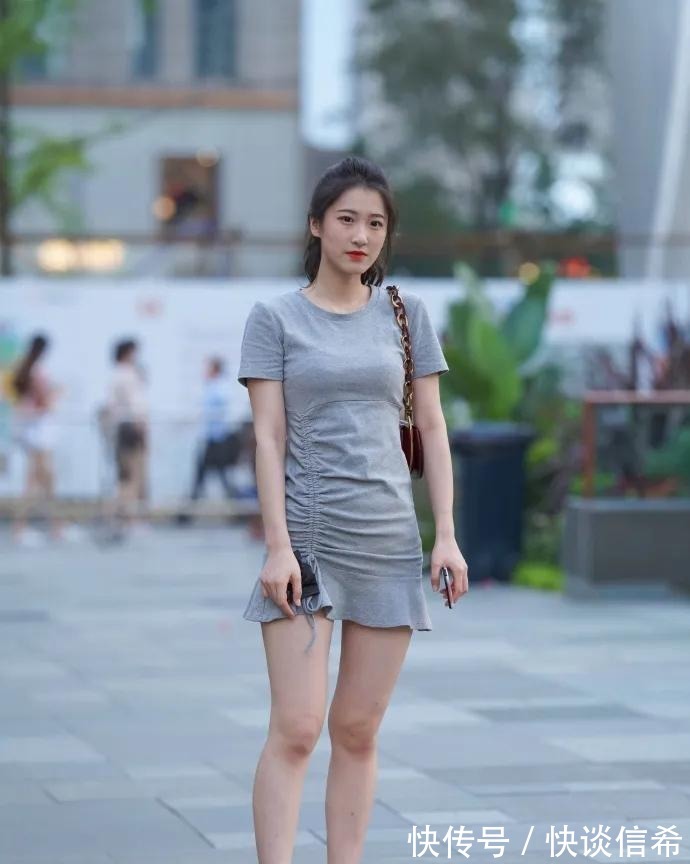 小蛮腰|怎样打造简约又青春的造型?小白鞋加连衣裙,清爽随性又时髦