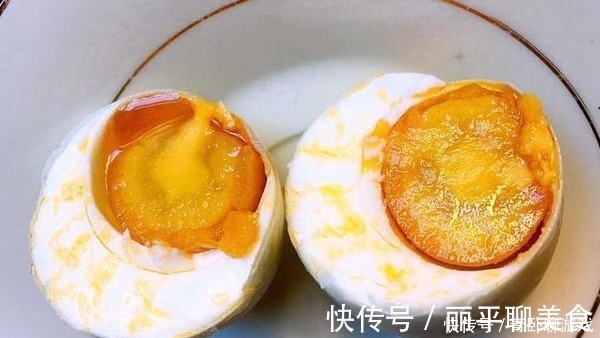窍门|腌咸鸭蛋,牢记“2个窍门”,鸭蛋不变质,起沙流油吃着香