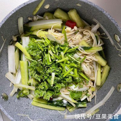 凉拌黄瓜|凉拌黄瓜金针菇～我家吃了十年，竟然还没吃腻
