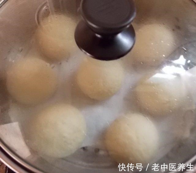 燕麦馒头,馒头的表面看起来凹凸不平,但是并不影响它的美味哈