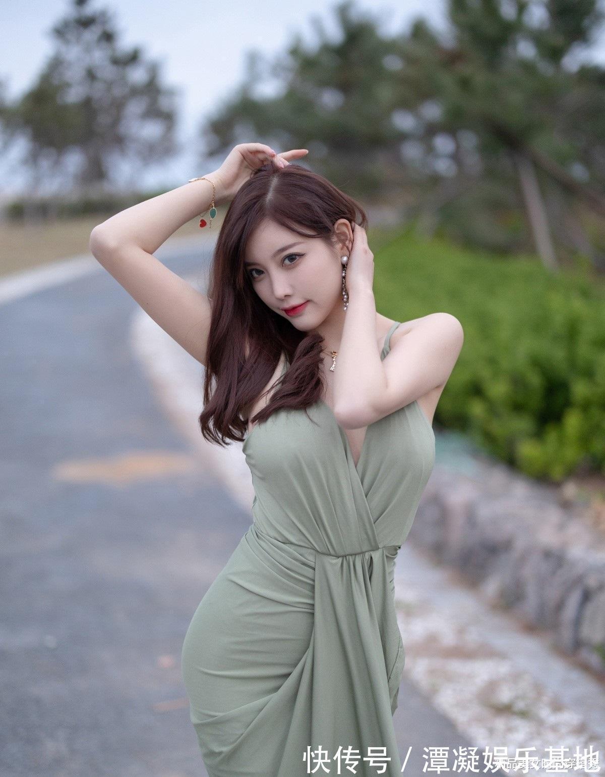 美美|风情万种的细吊带连衣裙,穿上它去拗造型,拍美美的度假照吧!