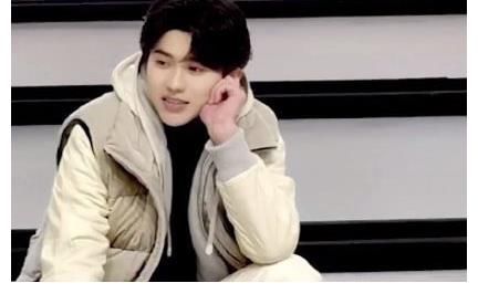 蔡徐坤搭档肖战录制冬奥会推广节目！穿卫衣搭羽绒马甲时尚帅气